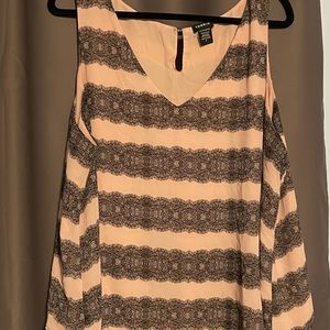 🔆 Torrid pink top with lace pattern🔆